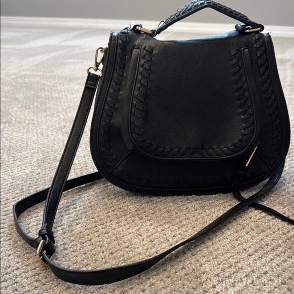 ❤️Vici —Urban Expressions Black and Gold Shoulder Bag with Saddle Shape - Picture 2 of 10